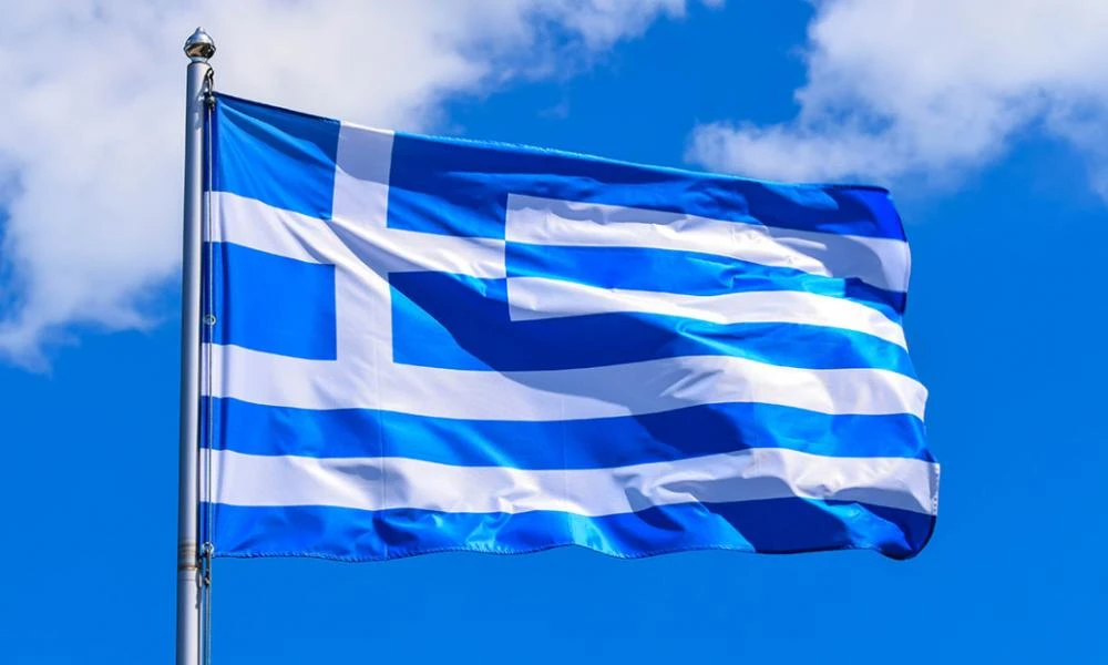 Κρήτη: Σκύλος- "στρατιώτης" στέκεται "προσοχή" στην έπαρση της ελληνική σημαίας! (Βίντεο)